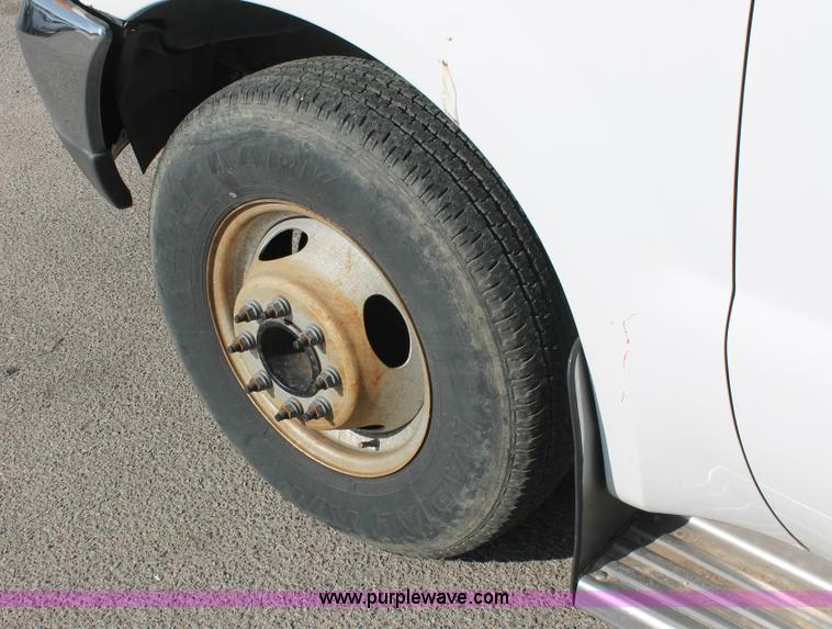 image for item E2542 1999 Ford F350 Super Duty tire service truck