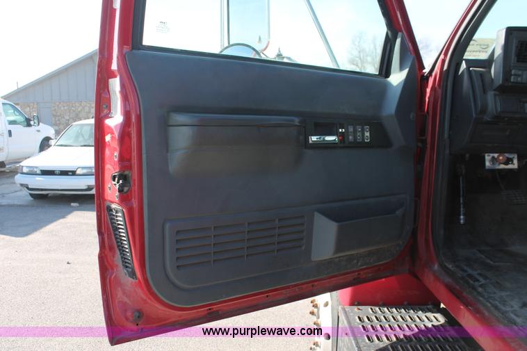 image for item E2547 2001 Chevrolet C6500 rollback truck