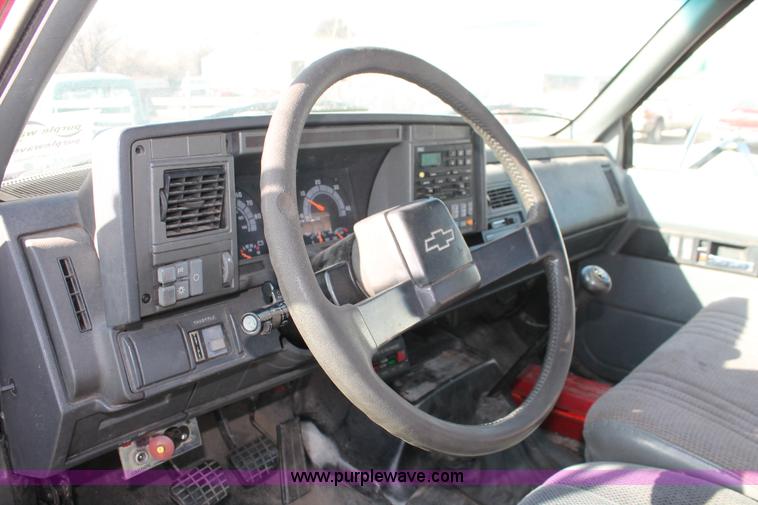 image for item E2547 2001 Chevrolet C6500 rollback truck