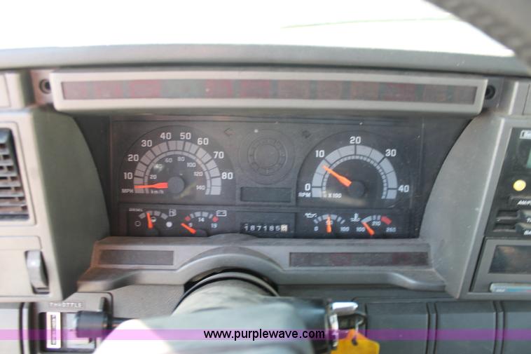 image for item E2547 2001 Chevrolet C6500 rollback truck