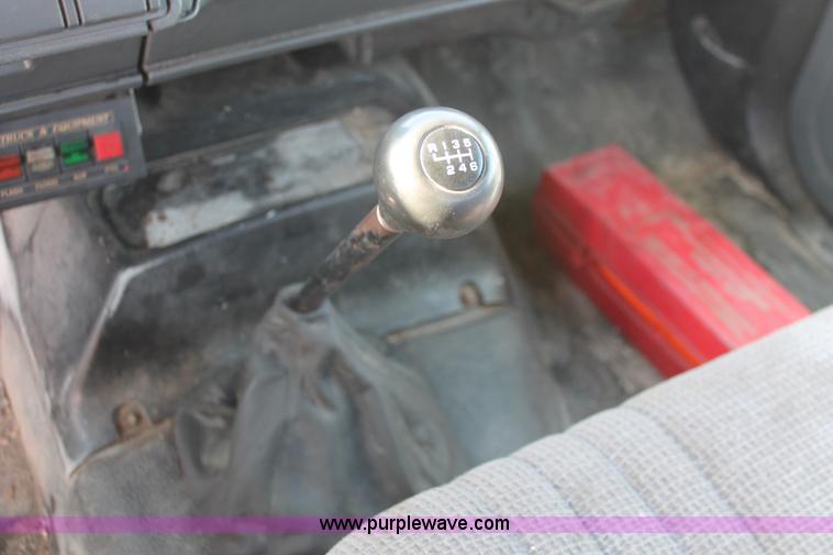 image for item E2547 2001 Chevrolet C6500 rollback truck