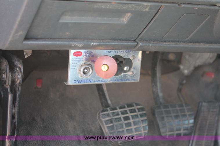 image for item E2547 2001 Chevrolet C6500 rollback truck