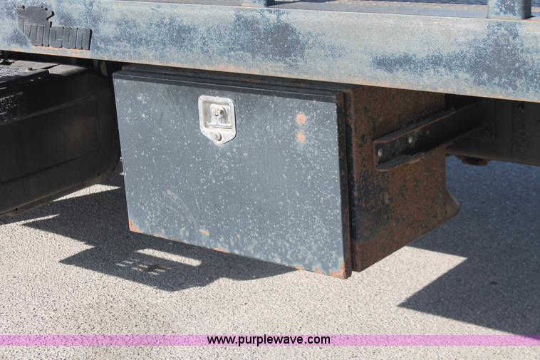 image for item E2547 2001 Chevrolet C6500 rollback truck