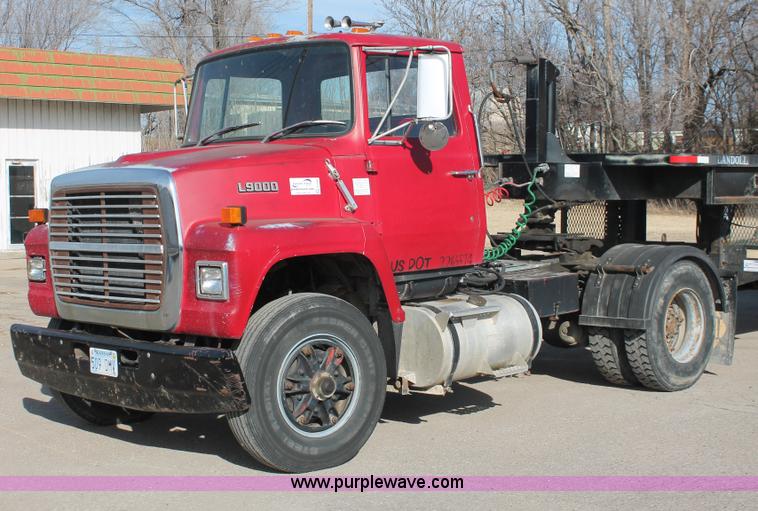 image for item E2548 1988 Ford L9000 semi truck