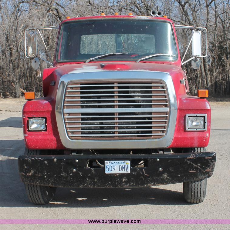 image for item E2548 1988 Ford L9000 semi truck