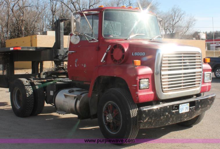 image for item E2548 1988 Ford L9000 semi truck