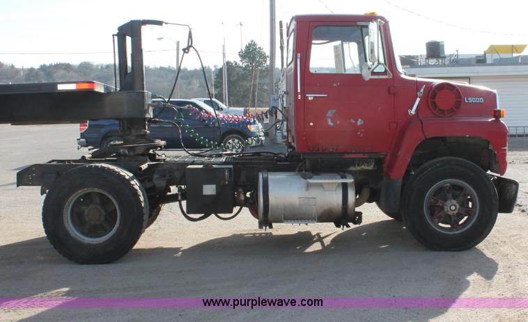 image for item E2548 1988 Ford L9000 semi truck