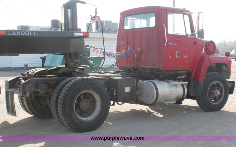 image for item E2548 1988 Ford L9000 semi truck