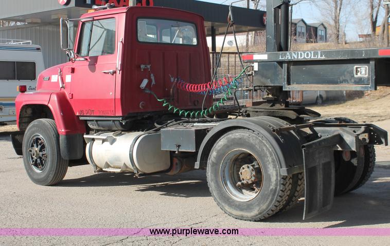 image for item E2548 1988 Ford L9000 semi truck