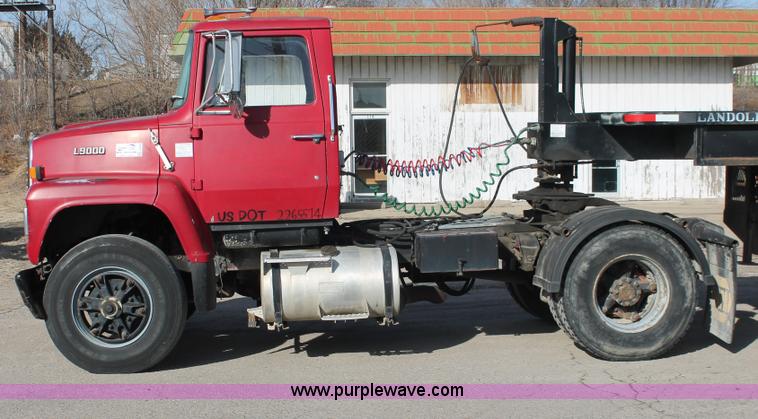 image for item E2548 1988 Ford L9000 semi truck