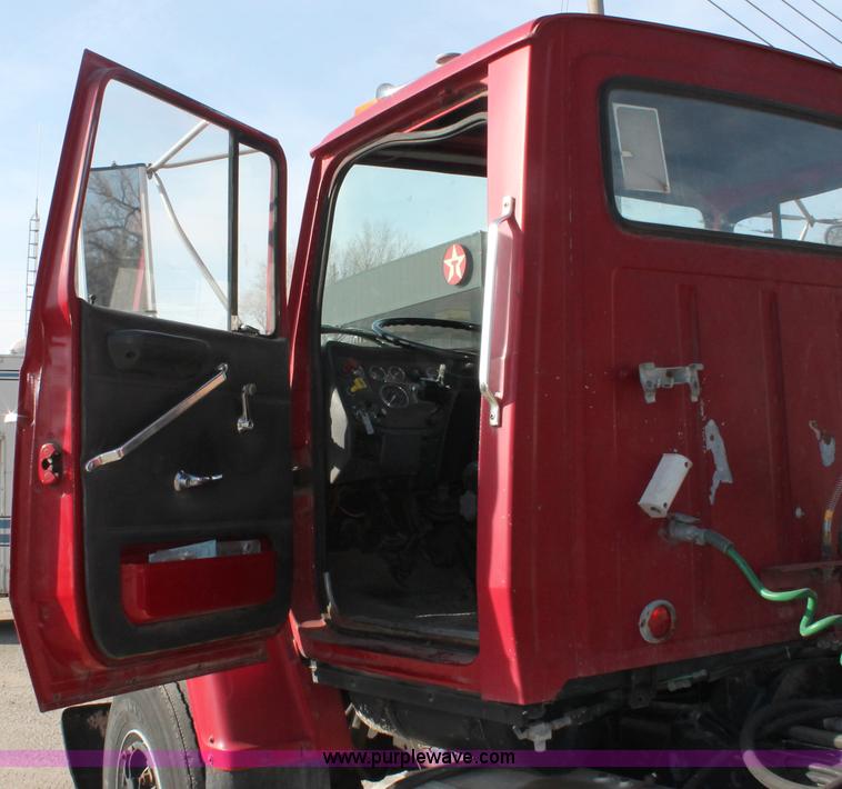 image for item E2548 1988 Ford L9000 semi truck