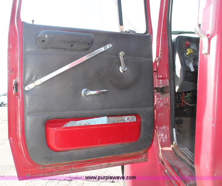 image for item E2548 1988 Ford L9000 semi truck