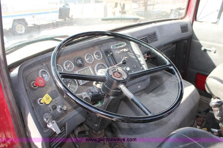 image for item E2548 1988 Ford L9000 semi truck