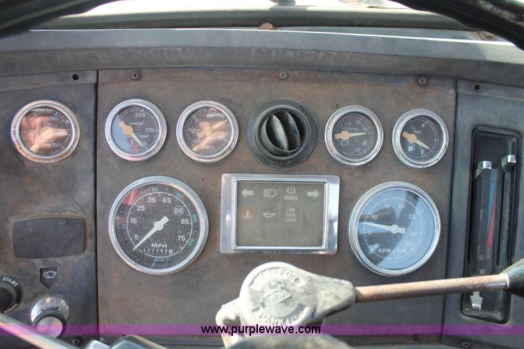 image for item E2548 1988 Ford L9000 semi truck