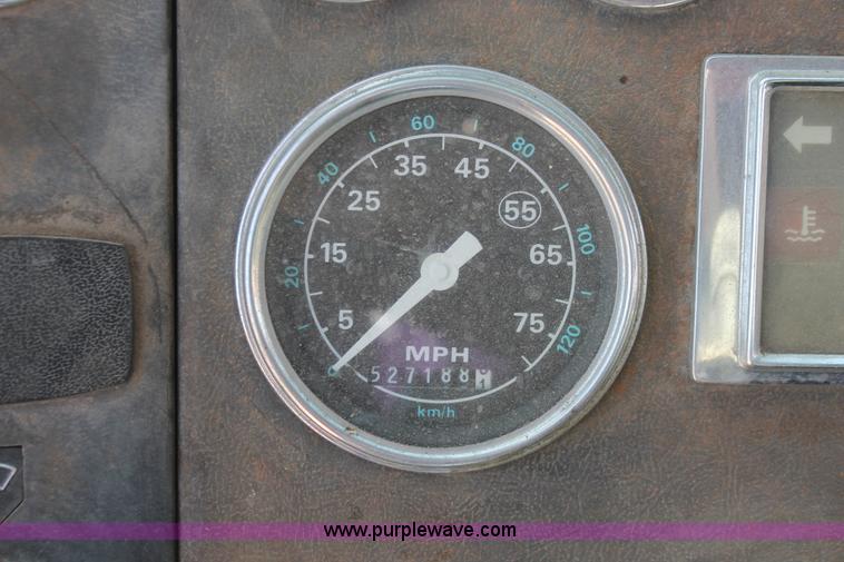 image for item E2548 1988 Ford L9000 semi truck