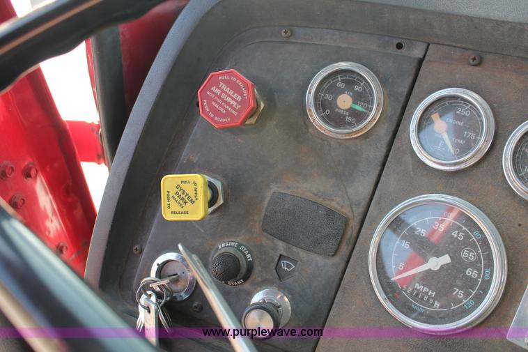 image for item E2548 1988 Ford L9000 semi truck