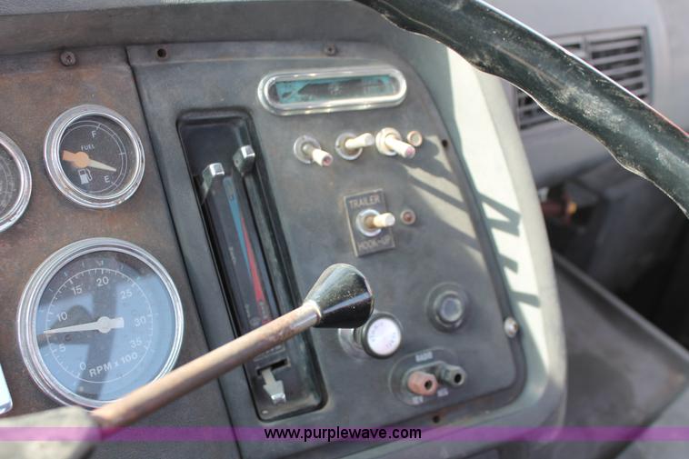 image for item E2548 1988 Ford L9000 semi truck