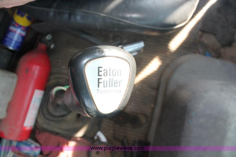 image for item E2548 1988 Ford L9000 semi truck