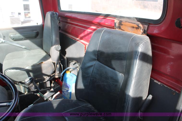 image for item E2548 1988 Ford L9000 semi truck