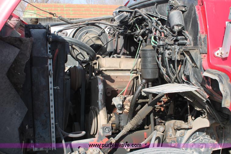 image for item E2548 1988 Ford L9000 semi truck