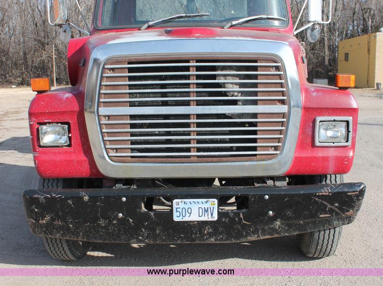 image for item E2548 1988 Ford L9000 semi truck