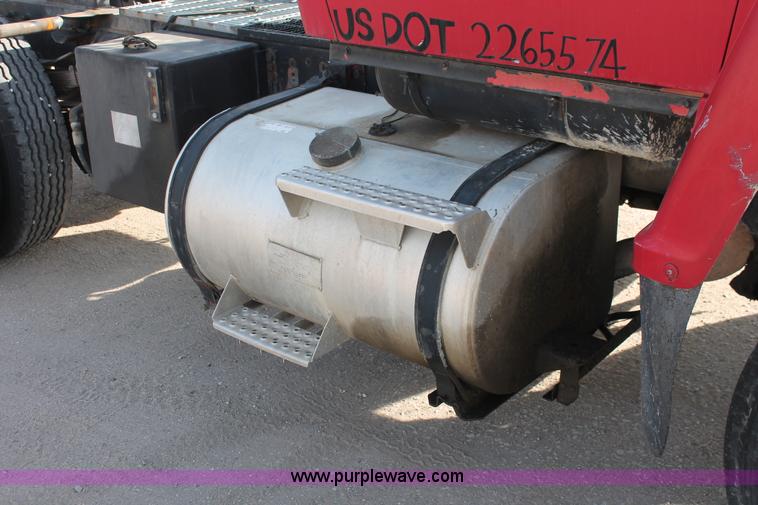 image for item E2548 1988 Ford L9000 semi truck