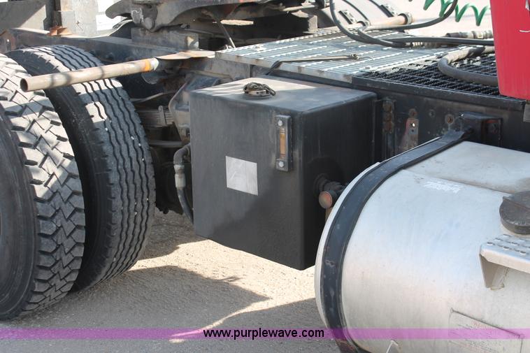 image for item E2548 1988 Ford L9000 semi truck