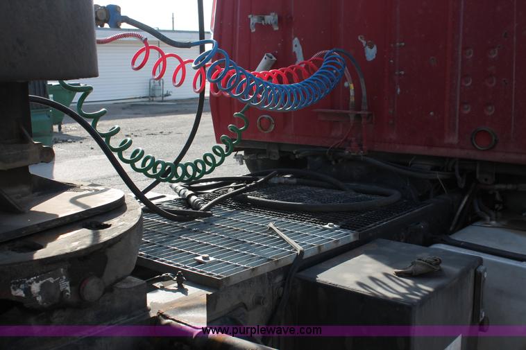 image for item E2548 1988 Ford L9000 semi truck