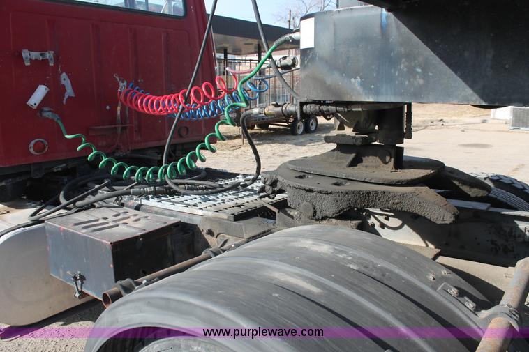 image for item E2548 1988 Ford L9000 semi truck