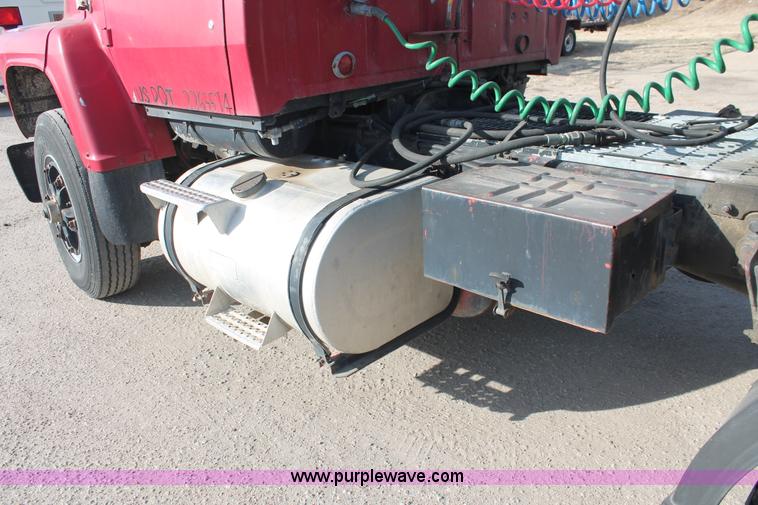 image for item E2548 1988 Ford L9000 semi truck