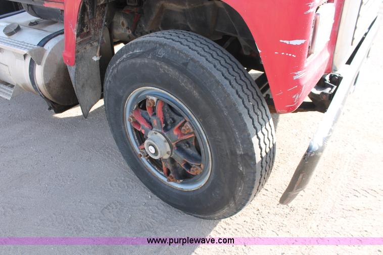 image for item E2548 1988 Ford L9000 semi truck