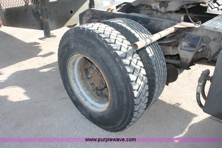 image for item E2548 1988 Ford L9000 semi truck