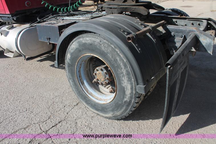 image for item E2548 1988 Ford L9000 semi truck