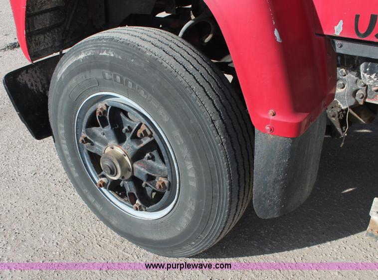 image for item E2548 1988 Ford L9000 semi truck