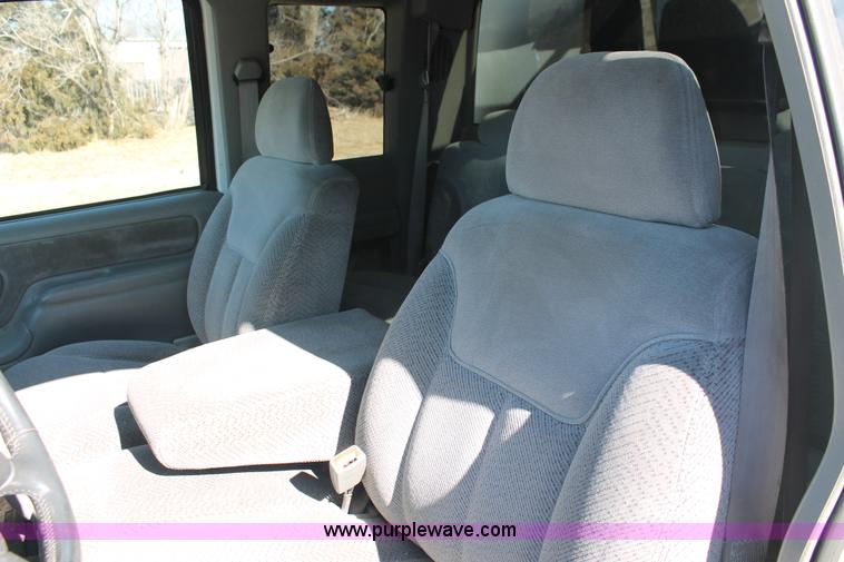 image for item E2599 1995 GMC Sierra 3500 Club Cab pickup truck