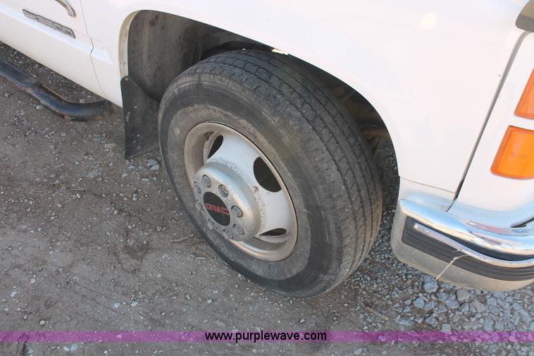 image for item E2599 1995 GMC Sierra 3500 Club Cab pickup truck