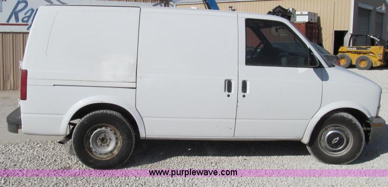 image for item E3675 1999 Chevrolet Astro cargo van