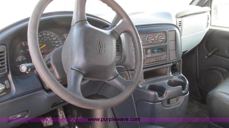 image for item E3675 1999 Chevrolet Astro cargo van