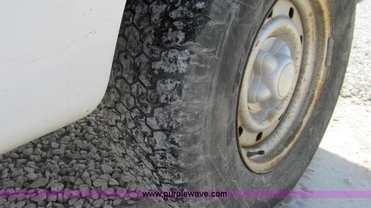 image for item E3677 2001 Ford F150 XL pickup truck