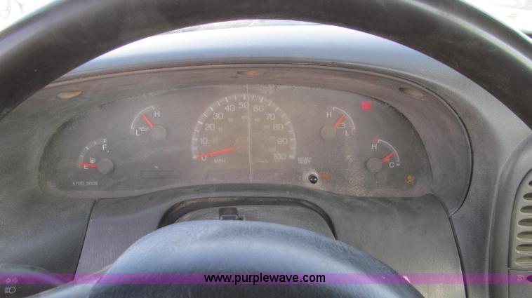 image for item E3677 2001 Ford F150 XL pickup truck