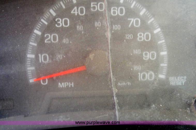 image for item E3677 2001 Ford F150 XL pickup truck