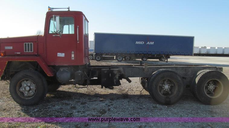 image for item E3681 1980 International 1840 Paystar semi truck