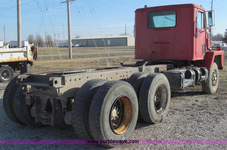 image for item E3681 1980 International 1840 Paystar semi truck