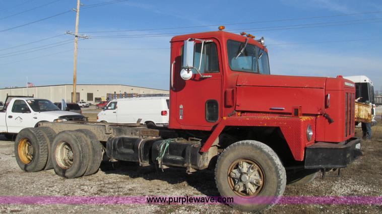 image for item E3681 1980 International 1840 Paystar semi truck