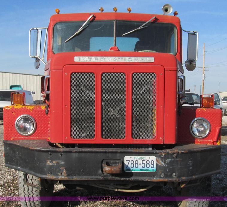 image for item E3681 1980 International 1840 Paystar semi truck