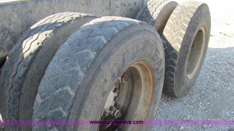 image for item E3681 1980 International 1840 Paystar semi truck