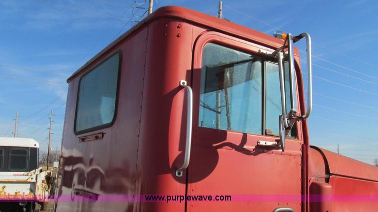 image for item E3681 1980 International 1840 Paystar semi truck