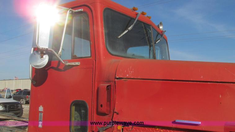 image for item E3681 1980 International 1840 Paystar semi truck