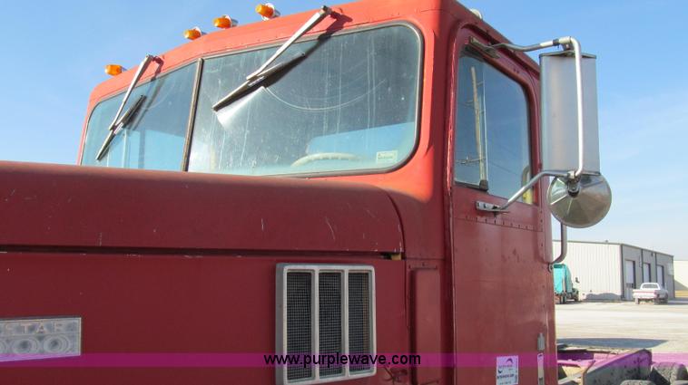 image for item E3681 1980 International 1840 Paystar semi truck