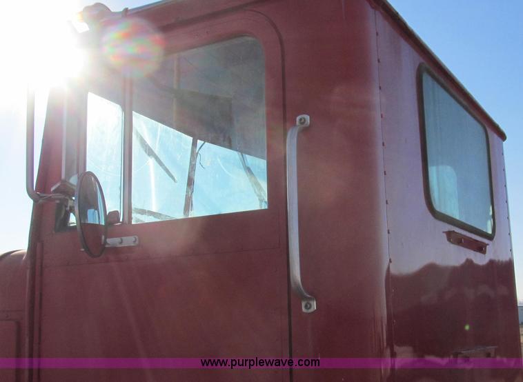 image for item E3681 1980 International 1840 Paystar semi truck